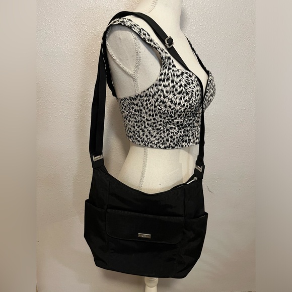 Baggallini Handbags - Baggallini Black Shoulder Bag.